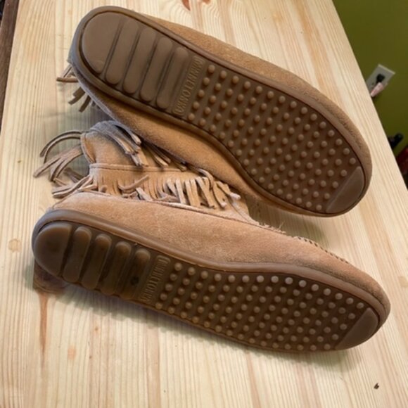 Minnetonka tan suede double fringed boots w/ medallions, 10, never worn - Picture 6 of 6